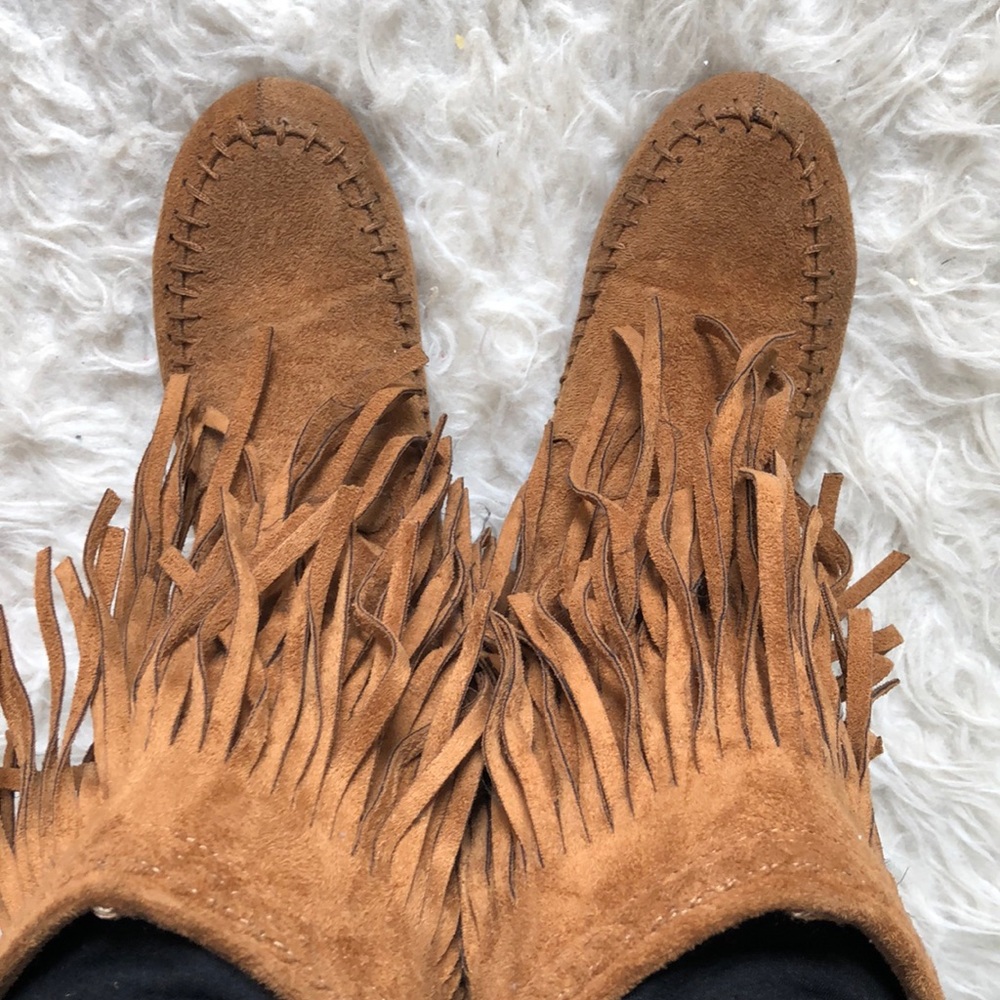 I am selling girls ruffle boots in a size 4!